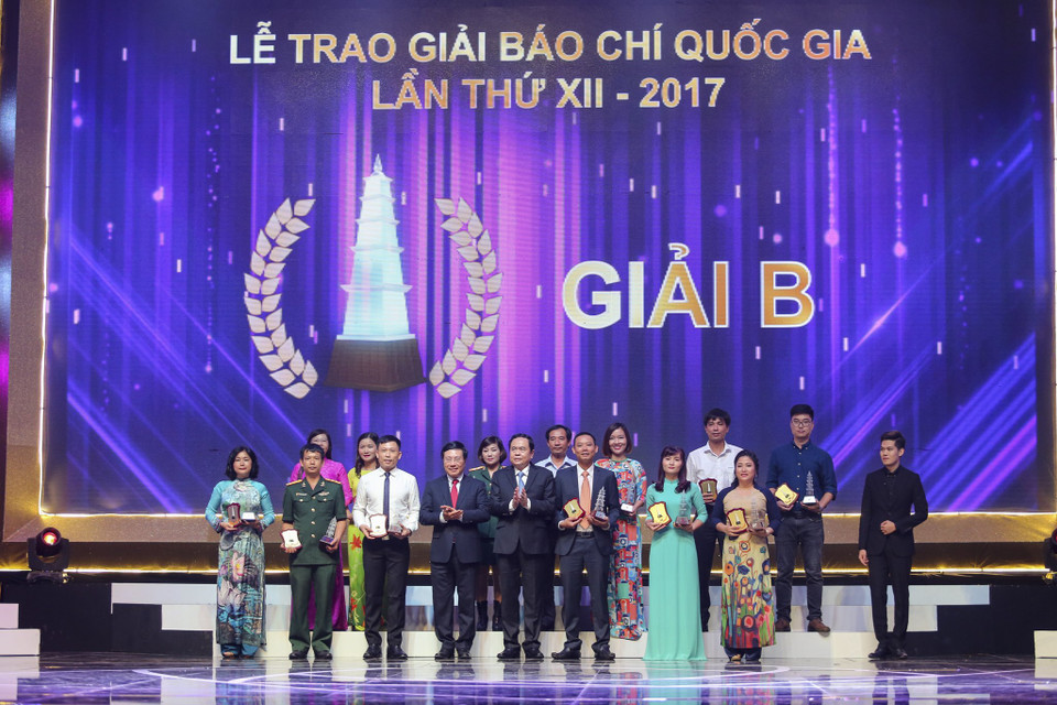 Giải B Giải Báo chí Quốc gia lần thứ XII (năm 2017) được trao tác phẩm “Ma trận giá cả dược liệu, vị thuốc y học cổ truyền” của tác giả Cao Thị Thùy Giang.