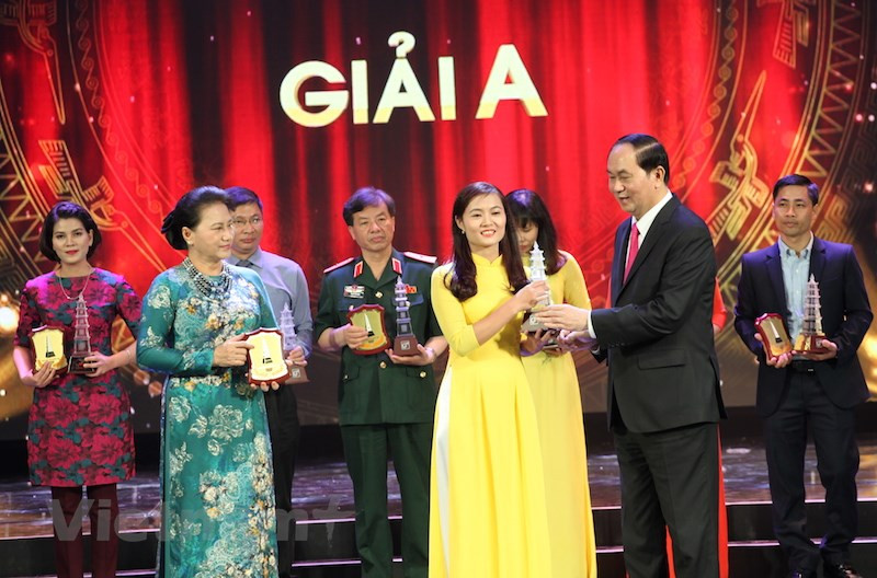 Tác phẩm “Quản lý giá biệt dược: Làm gì để thị trường thuốc không 'nhảy múa'?” của tác giả Cao Thùy Giang đoạt Giải A Giải Báo chí Quốc gia lần thứ XI (năm 2016).