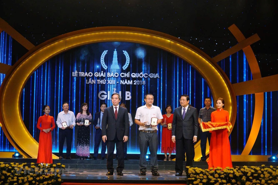Đại diện nhóm tác giả loạt bài “Họ hy sinh cho nước bạn hồi sinh” nhận Giải B Giải Báo chí Quốc gia lần thứ XIII (năm 2018).