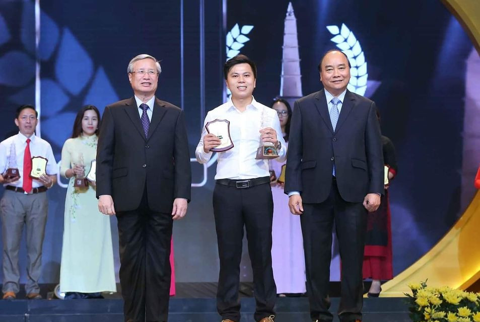 Phóng viên Võ Mạnh Hùng nhận Giải A Giải Báo chí Quốc gia lần thứ XIII (năm 2018) với tác phẩm “Tội ác dưới những tán rừng xanh… Cửa đóng nhưng ruột vẫn rỗng.”