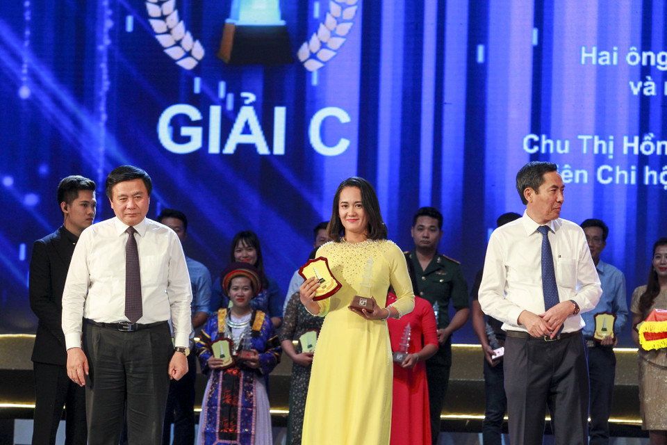 Tác phẩm “Hai ông lão 80 tuổi chống tham nhũng và niềm tin sắt đá vào công lý” của tác giả Chu Thị Hồng Kiều đoạt Giải C Giải Báo chí Quốc gia lần thứ XII (năm 2017).