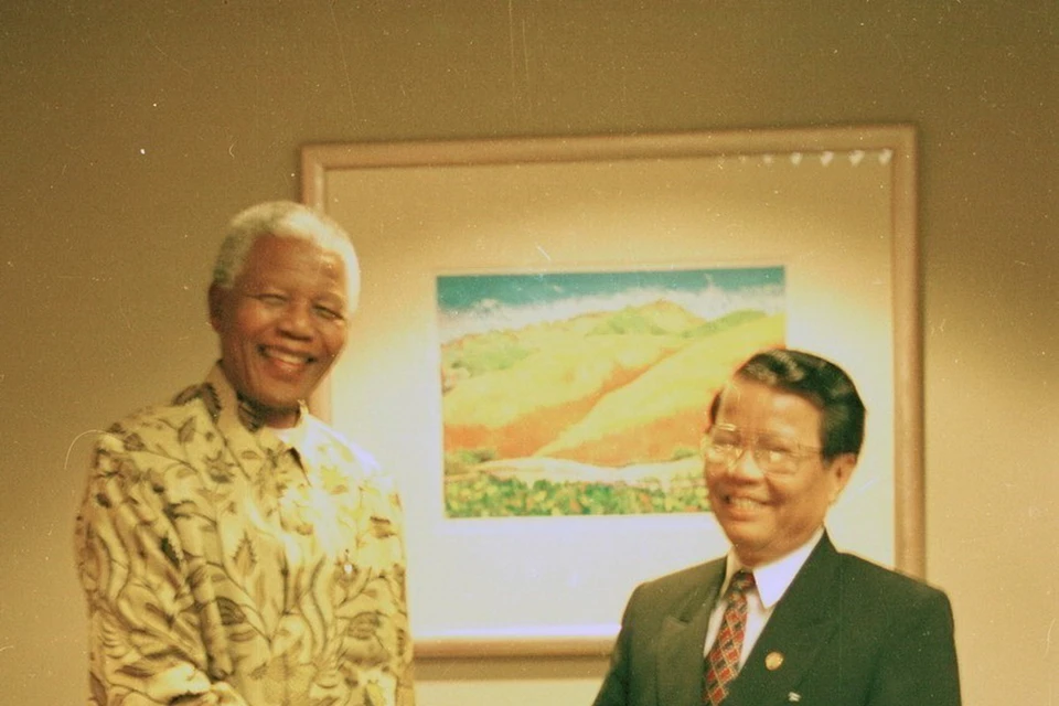 Tổng thống Nam Phi Nelson Mandela, Chủ tịch Phong trào các nước Không liên kết tiếp Chủ tịch nước Trần Đức Lương sang dự Hội nghị Cấp cao Phong trào Không liên kết lần thứ 12 tại Nam Phi (tháng 9/1998). (Ảnh: Trọng Nghiệp/TTXVN)