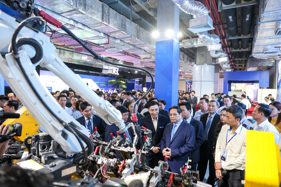 Diễn ra trong 5 ngày, từ 28/10 - 1/11, VIIE 2023 được tổ chức với quy mô mang tầm quốc tế. Với mục tiêu tạo ra một không gian giao lưu, chia sẻ những ý tưởng, sản phẩm đổi mới sáng tạo hàng đầu. Triển lãm sẽ tạo ra sự tương tác và kết nối giữa doanh nghiệp và cộng đồng, khơi nguồn cảm hứng và khám phá năng lực đổi mới sáng tạo, đồng thời mở ra những cơ hội hợp tác tiềm năng. (Ảnh: Minh Sơn/Vietnam+)