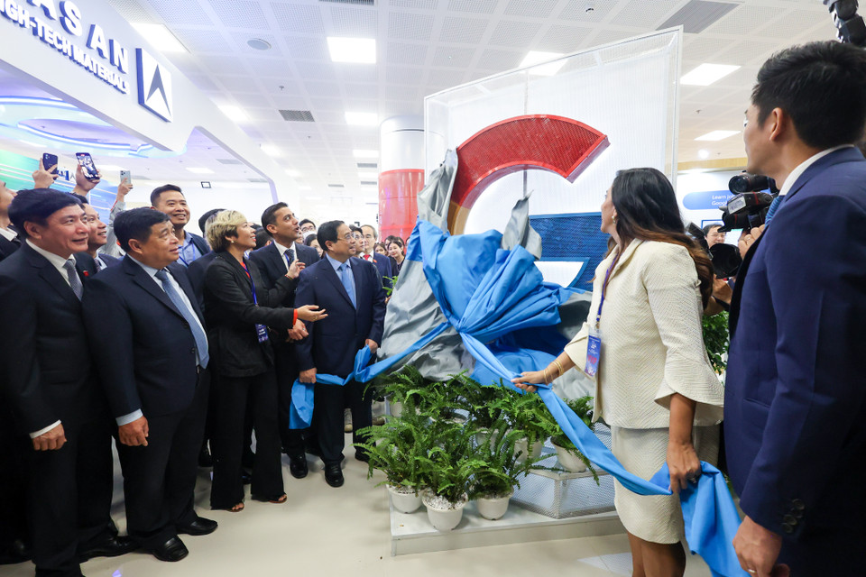 Đến với VIIE 2023, khách tham dự trực tiếp được chiêm ngưỡng bức tranh công nghệ tương lai đến từ các doanh nghiệp công nghệ đổi mới sáng tạo hàng đầu trong và ngoài nước. (Ảnh: Minh Sơn/Vietnam+)