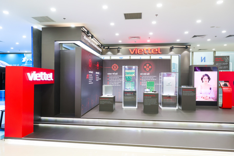 Trong không gian đổi mới sáng tạo lớn nhất Việt Nam, VIIE 2023 có khoảng 200 gian hàng với sự tham gia của nhiều doanh nghiệp công nghệ quy mô lớn và uy tín của Việt Nam. (Ảnh: Minh Sơn/Vietnam+)