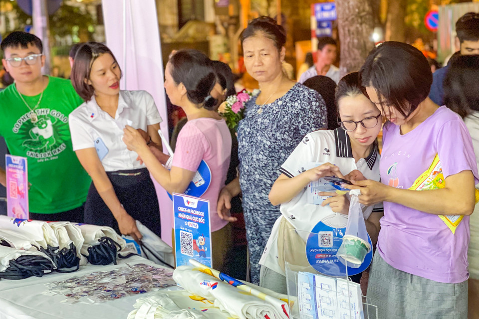 Trong 2 ngày cuối tuần thứ Bảy, Chủ Nhật (ngày 11-12/11) sẽ diễn ra sự kiện “Ngày Vàng Giá Shock” với sự tham gia của 50 Điểm Vàng của các siêu thị Mediamart, BRGmart, Big C, Nguyễn Kim, Pico, SaigonCo.opmart. (Ảnh: Phương Huyền/Vietnam+)