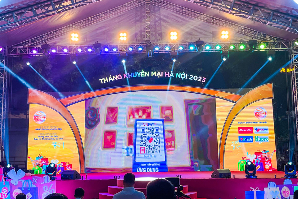 Lễ hội được tổ chức với hơn 1.000 điểm bán hàng và 50 Điểm Vàng Khuyến mại là các hệ thống siêu thị, Trung tâm Thương mại lớn trên địa bàn thành phố cùng mức giảm giá tới hơn 50%.(Ảnh: Phương Huyền/Vietnam+)