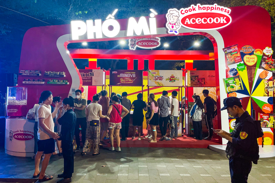 Lễ hội cũng diễn ra các gameshow hấp dẫn như: Hãy chọn giá đúng, Đuổi hình bắt sản phẩm, Giảm giá Chớp nhoáng,... (Ảnh: Phương Huyền/Vietnam+)