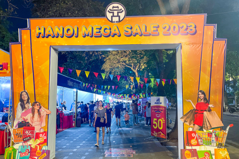 Chuỗi các sự kiện khuyến mại giảm giá nổi bật gồm 'Lễ hội mua sắm Hà Nội - HaNoi Shopping Festival' diễn ra từ ngày 27-29/10 tại Không gian đi bộ Hồ Gươm với nhiều hoạt động trải nghiệm, mua sắm hấp dẫn. (Ảnh: Phương Huyền/Vietnam+)