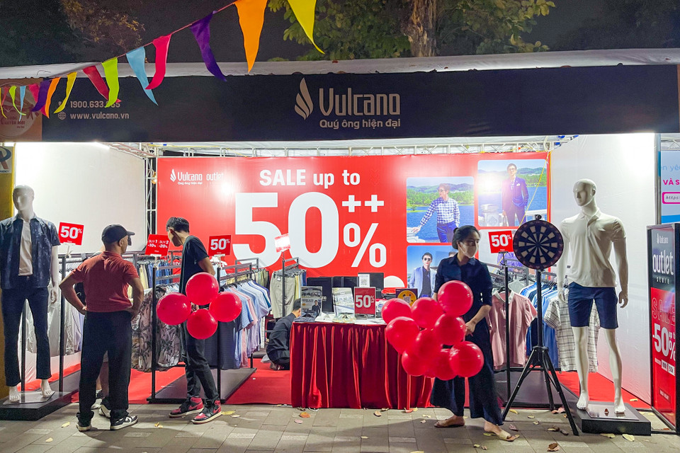 Cùng đó, Hà Nội sẽ phát động sự kiện 'Lễ Hội mua sắm Hà Nội - HaNoi Shopping Festival.' Các gian hàng có nhiều ưu đãi cực khủng lên tới 50%. (Ảnh: Phương Huyền/Vietnam+)