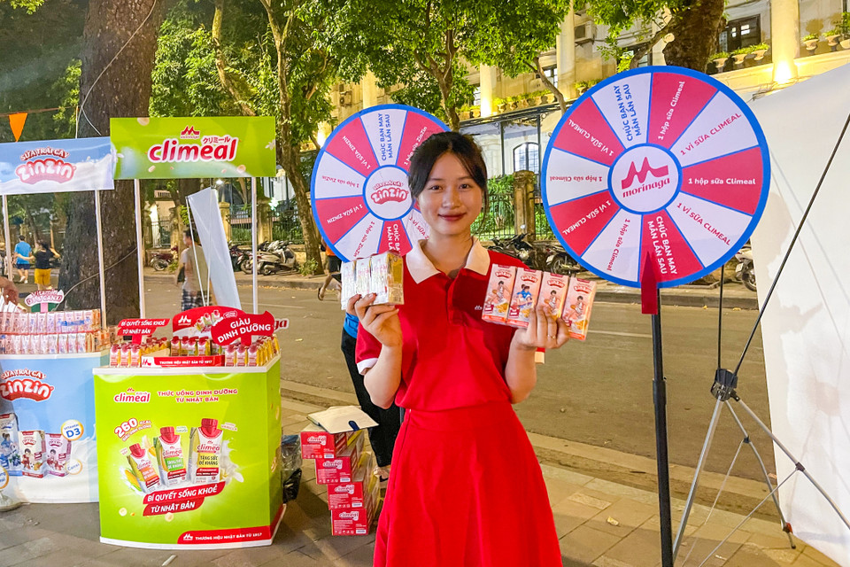 Người tiêu dùng được trải nghiệm được nhiều nhãn hàng cùng nhiều ưu đãi miễn phí tại chương trình. (Ảnh: Phương Huyền/Vietnam+)