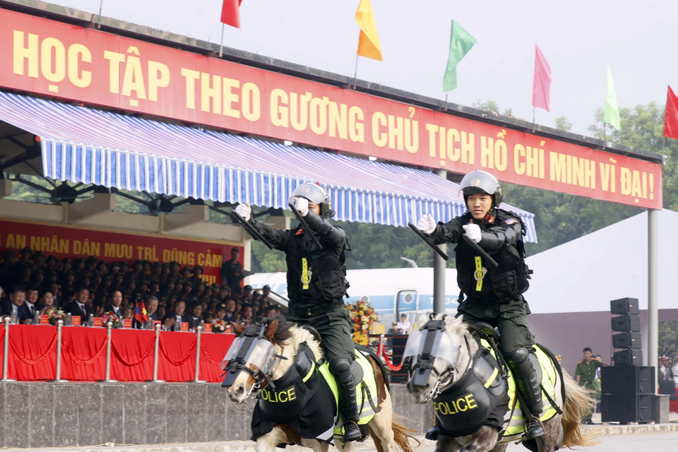 Chủ tịch nước Võ Văn Thưởng và Tổng thống Mông Cổ Ukhnaagiin Khurelsukh xem các chiến sỹ Cảnh sát Cơ động Kỵ binh trình diễn võ thuật trên lưng ngựa. (Ảnh: Thống Nhất/TTXVN)