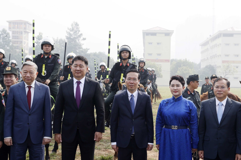 Chủ tịch nước Võ Văn Thưởng và Tổng thống Mông Cổ Ukhnaagiin Khurelsukh với các chiến sỹ Cảnh sát Cơ động Kỵ binh. (Ảnh: Thống Nhất/TTXVN)