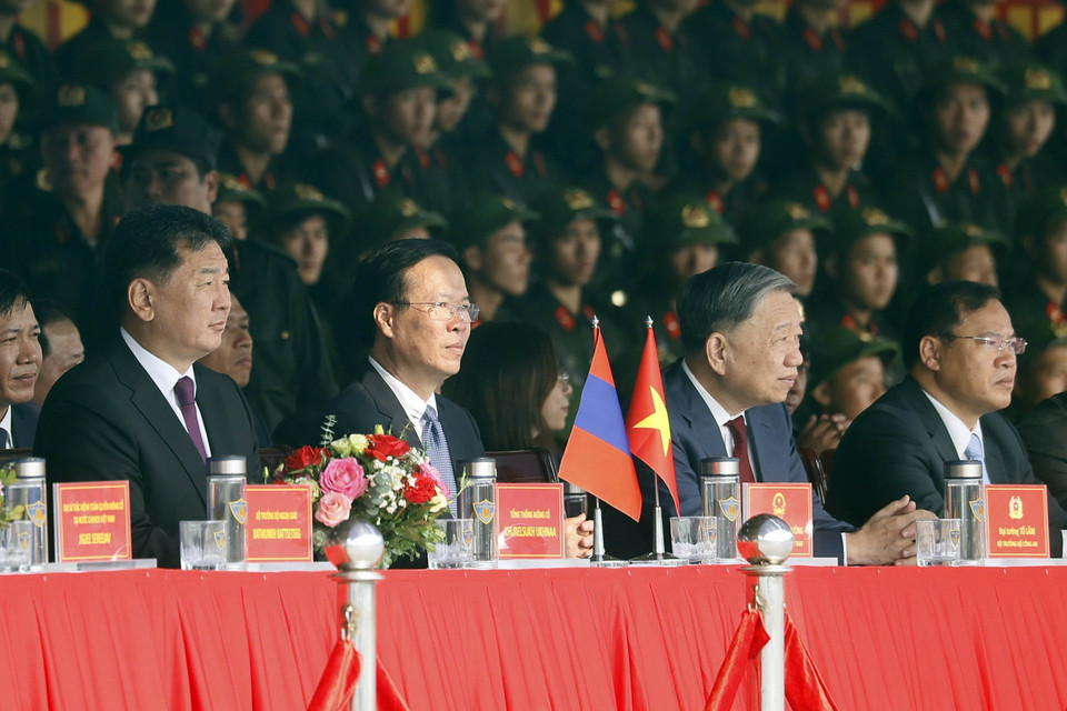 Chủ tịch nước Võ Văn Thưởng và Tổng thống Mông Cổ Ukhnaagiin Khurelsukh xem các chiến sỹ Cảnh sát Cơ động Kỵ binh trình diễn võ thuật trên lưng ngựa. (Ảnh: Thống Nhất/TTXVN)