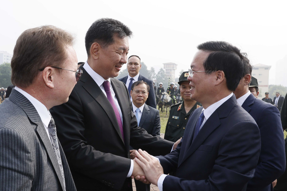 Chủ tịch nước Võ Văn Thưởng và Tổng thống Mông Cổ Ukhnaagiin Khurelsukh đến thăm Bộ Tư lệnh Cảnh sát cơ động. (Ảnh: Thống Nhất/TTXVN)