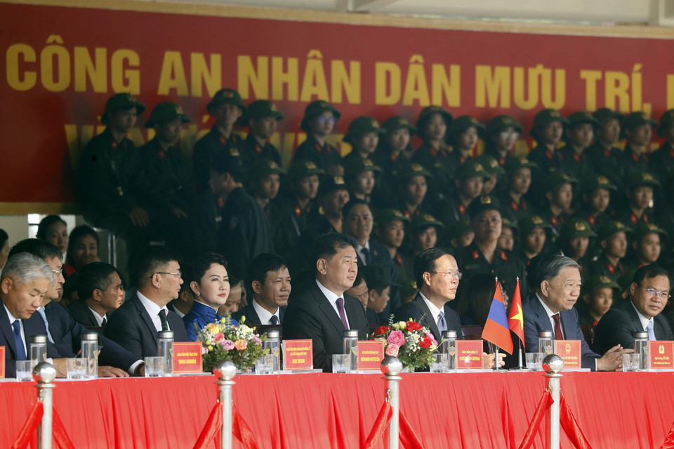 Chủ tịch nước Võ Văn Thưởng và Tổng thống Mông Cổ Ukhnaagiin Khurelsukh xem các chiến sỹ Cảnh sát Cơ động Kỵ binh trình diễn võ thuật trên lưng ngựa. (Ảnh: Thống Nhất/TTXVN)