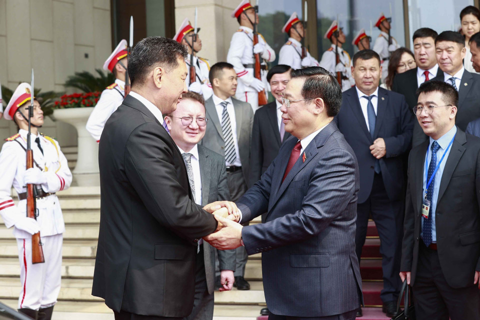 Chủ tịch Quốc hội Vương Đình Huệ và Tổng thống Mông Cổ Ukhnaagiin Khurelsukh. (Ảnh: Doãn Tấn/TTXVN)