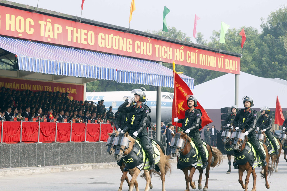 Chủ tịch nước Võ Văn Thưởng và Tổng thống Mông Cổ Ukhnaagiin Khurelsukh xem màn trình diễn của các chiến sỹ Cảnh sát Cơ động Kỵ binh. (Ảnh: Thống Nhất/TTXVN)