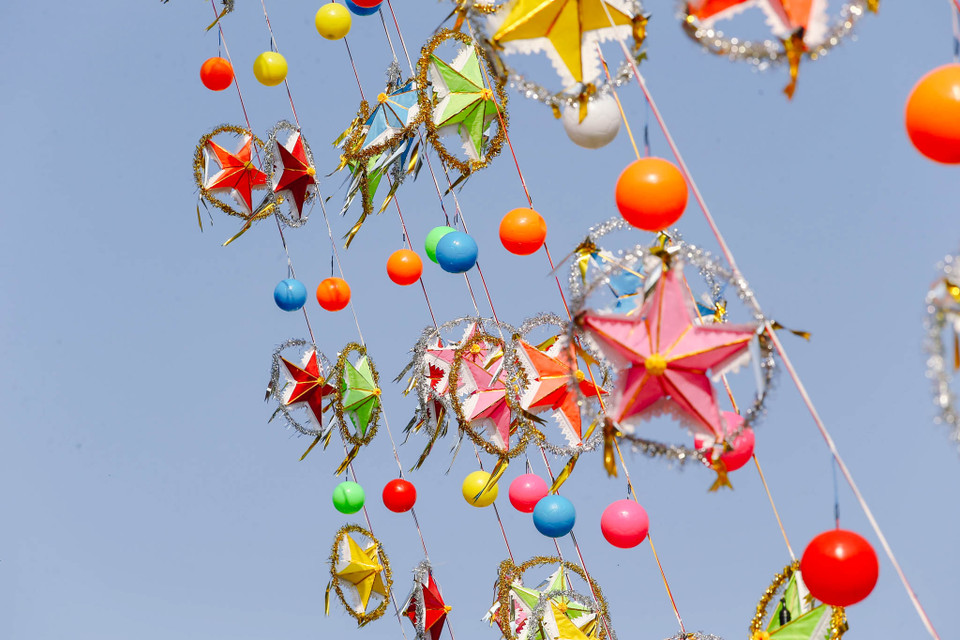 Dàn đèn nhiều màu sắc được giăng từ đỉnh tháp chuông xuống cổng chính, kết hợp với những cành cây trắng như phủ tuyết sẽ tạo nên khung cảnh huyền ảo vào ban đêm. (Ảnh: PV/Vietnam+)