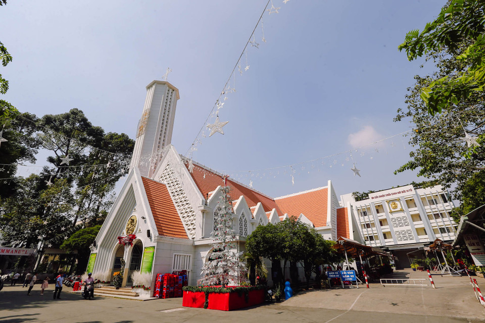 Đặc biệt khi về đêm, nhà thờ dòng chúa cứu thế sẽ còn lung linh hơn gấp nhiều lần vì ánh sáng huyền ảo. (Ảnh: PV/Vietnam+)