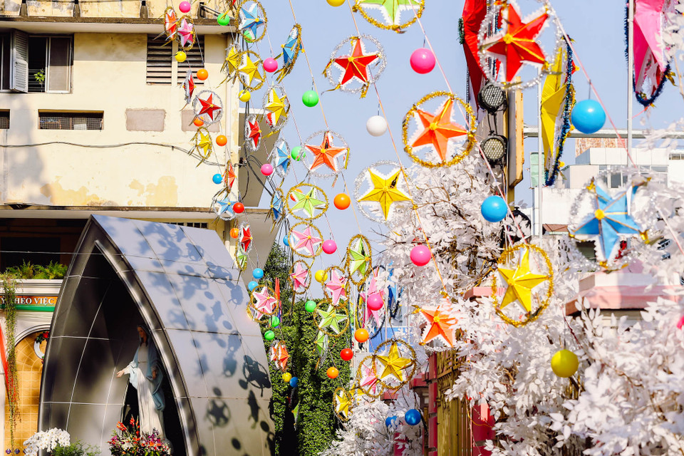 Trong sân nhà thờ gần 150 tuổi này, một sân khấu lớn được dàn dựng công phu là nơi sẽ diễn ra hoạt cảnh truyền thuyết Chúa giáng sinh vào 18h30 ngày 24/12 và cho khách chụp ảnh. (Ảnh: PV/Vietnam+)