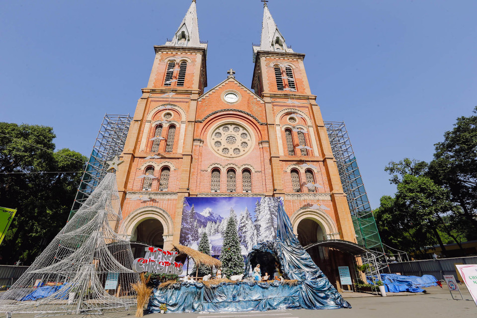Nhà thờ nằm ở trung tâm thành phố, giữa các trục đường chính như Lê Duẩn, Nguyễn Du, Đồng Khởi nơi mọi người có thể dể dàng đến vào đêm Giáng sinh. (Ảnh: PV/Vietnam+)
