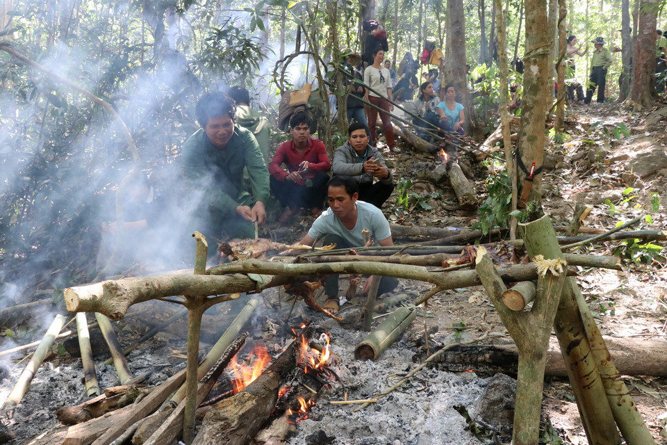 Nướng gà, cơm lam để dâng cúng thần Rừng theo phong tục người Jrai tại Tây Nguyên. (Ảnh: Hồng Điệp/TTXVN)