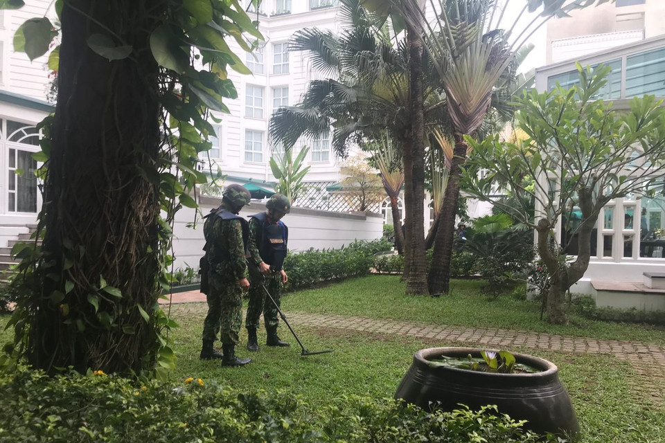 Công tác dò mìn tại Sofitel Legend Metropole được tiến hành từ vài ngày trước.
