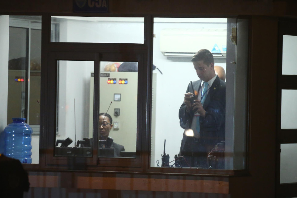 Rất đông đặc vụ Mỹ đã có mặt tại Cảng hàng không quốc tế Nội Bài để chờ đón Tổng thống Donald Trump. (Ảnh: PV/Vietnam+)