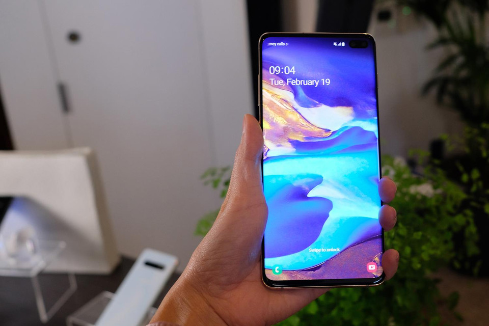 Giá bán của Glaxy S10 là 20,99 triệu đồng, S10+ là 22,99 triệu đồng (128GB) và 28,990 triệu đồng (512GB). Ngoài ra, Galaxy S10e Đen Ngân Hà cũng chính thức lên kệ tại FPT Shop từ hôm nay với giá bán 15,99 triệu đồng. (Ảnh: FPT Shop)