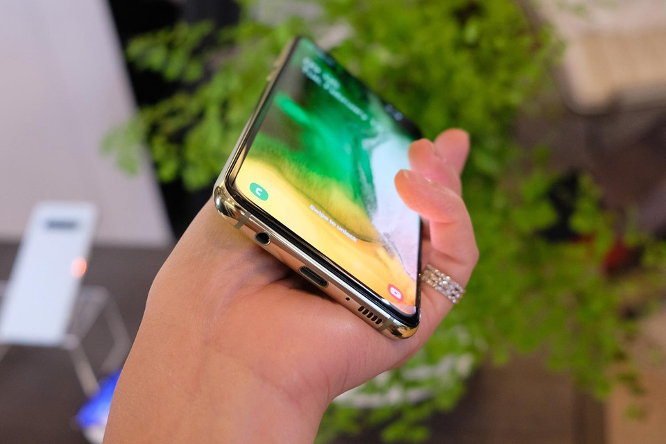 Về tỉ lệ đặt mua các màu, Galaxy S10 màu Xanh Lục Bảo được yêu thích nhất khi chiếm 40% lượng đặt trước, Đen Ngân Hà và Trắng Pha Lê có tỉ lệ đặt trước như nhau là 30% tại FPT Shop. (Ảnh: H/Bích/Vietnam+)