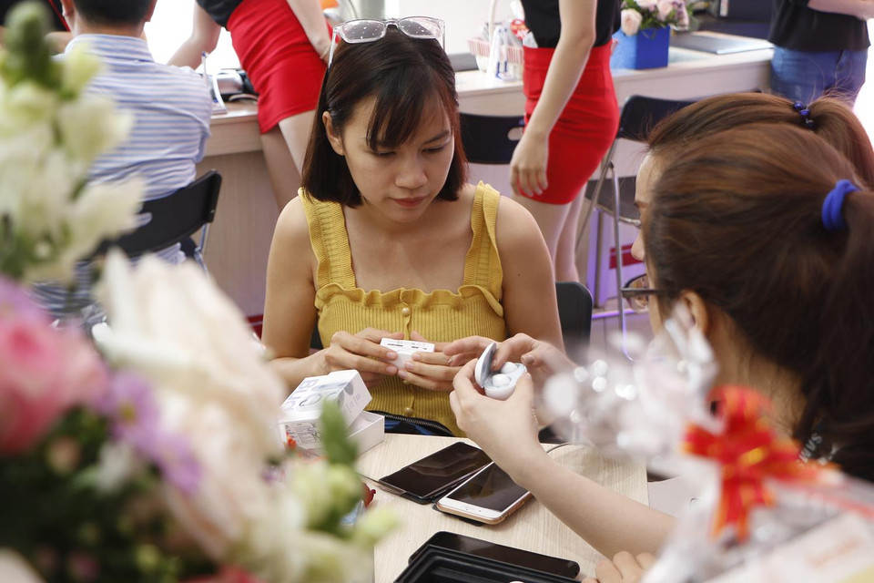 Phụ kiện đi kèm Samsung Galaxy S10 khá ấn tượng. (Ảnh: H.Bích/Vietnam+)