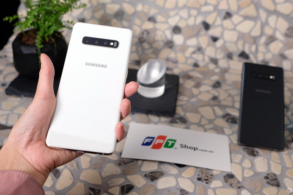 Trong khi đó, Galaxy S10+ phiên bản Trắng Pha Lê được lựa chọn nhiều nhất chiếm tỉ lệ 40%, kế đến là Xanh Lục Bảo với 35% và Đen Ngân Hà chiếm 25% lượng đặt trước. Ngoài ra, Galaxy S10+ phiên bản cao cấp bộ nhớ 512GB chiếm 10% trên tổng số đơn đặt mua S10+ tại FPT Shop. (Ảnh: H.Bích/Vietnam+)