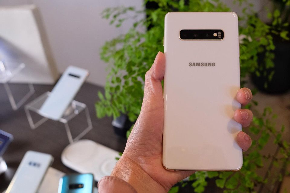 Tất cả khách hàng đã đặt mua trước sản phẩm tại FPT Shop sẽ được nhận máy cùng bộ quá trị giá đến 7 triệu đồng. (Ảnh: H. Bích/Vietnam+)