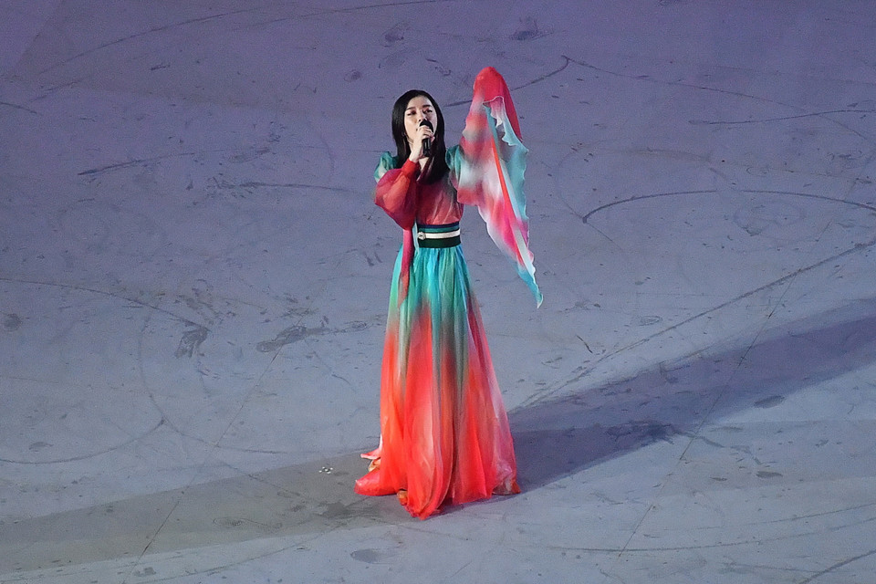 Ca sĩ Nhật Bản Milet biểu diễn tại lễ bế mạc Olympic Tokyo 2020 trên sân vận động Olympic (Tokyo, Nhật Bản) ngày 8/8/2021. (Ảnh: AFP/TTXVN)