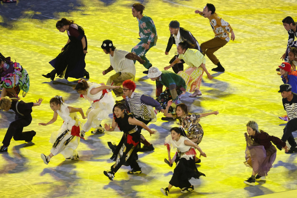 Các nghệ sỹ biểu diễn trong lễ bế mạc Olympic Tokyo 2020 trên sân vận động Olympic (Tokyo, Nhật Bản) ngày 8/8/2021. (Ảnh: AFP/TTXVN)