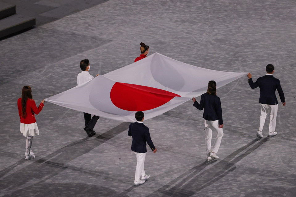 Sáu nhân vật nổi bật của Nhật Bản, gồm cả người mẫu, bác sỹ, vận động viên trẻ, vận động viên đạt thành tích cao, cùng mang quốc kỳ Nhật Bản vào sân vận động Olympic ở Tokyo trong lễ bế mạc Olympic Tokyo 2020 ngày 8/8/2021. (Ảnh: AFP/TTXVN0