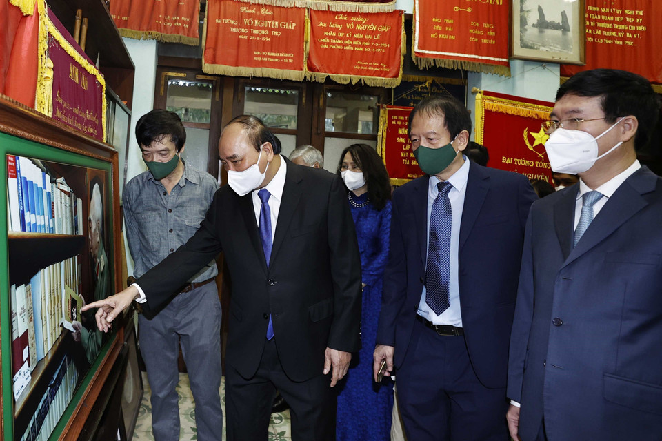 Chủ tịch nước Nguyễn Xuân Phúc tham quan phòng truyền thống Đại tướng Võ Nguyên Giáp. (Ảnh: Thống Nhất/TTXVN)