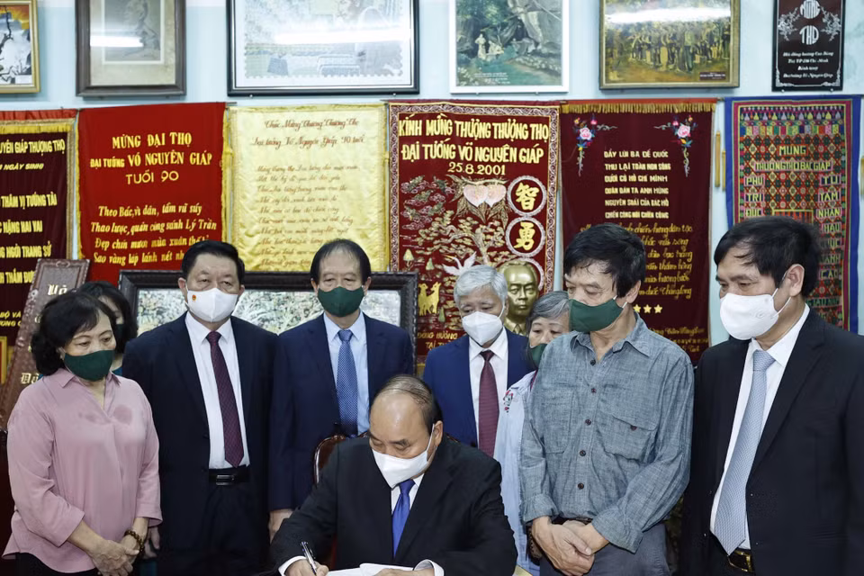 Chủ tịch nước Nguyễn Xuân Phúc ghi cảm tưởng. (Ảnh: Thống Nhất/TTXVN)
