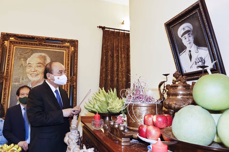 Chủ tịch nước Nguyễn Xuân Phúc dâng hương tưởng nhớ Đại tướng Võ Nguyên Giáp, nhân kỷ niệm 110 năm Ngày sinh của Đại tướng (25/8/1911-25/8/2021). (Ảnh: Thống Nhất/TTXVN)