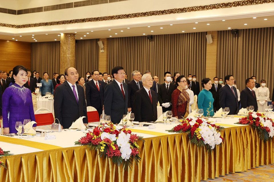 Tổng Bí thư Nguyễn Phú Trọng và Phu nhân, Chủ tịch nước Nguyễn Xuân Phúc và Phu nhân, Tổng Bí thư, Chủ tịch nước Lào Thongloun Sisoulith và Phu nhân cùng các đại biểu thực hiện nghi lễ chào cờ. (Ảnh: Trí Dũng/TTXVN)