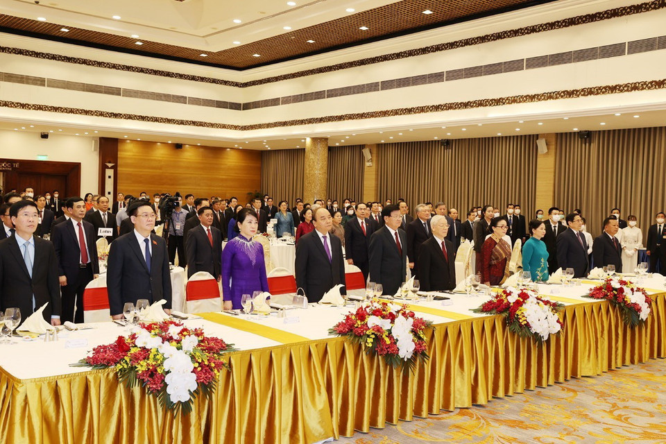 Tổng Bí thư Nguyễn Phú Trọng và Phu nhân, Chủ tịch nước Nguyễn Xuân Phúc và Phu nhân, Tổng Bí thư, Chủ tịch nước Lào Thongloun Sisoulith và Phu nhân cùng các đại biểu thực hiện nghi lễ chào cờ. (Ảnh: Trí Dũng/TTXVN)