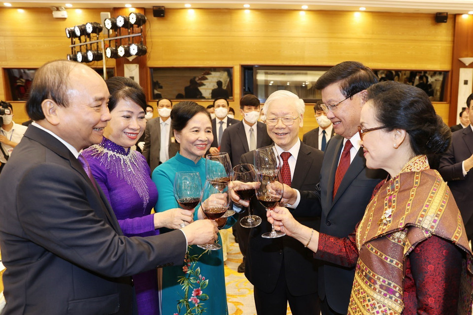 Tổng Bí thư Nguyễn Phú Trọng và Phu nhân, Chủ tịch nước Nguyễn Xuân Phúc và Phu nhân cùng Tổng Bí thư, Chủ tịch nước Lào Thongloun Sisoulith và Phu nhân nâng cốc chúc mừng tình đoàn kết, hữu nghị Việt Nam-Lào. (Ảnh: Trí Dũng/TTXVN)