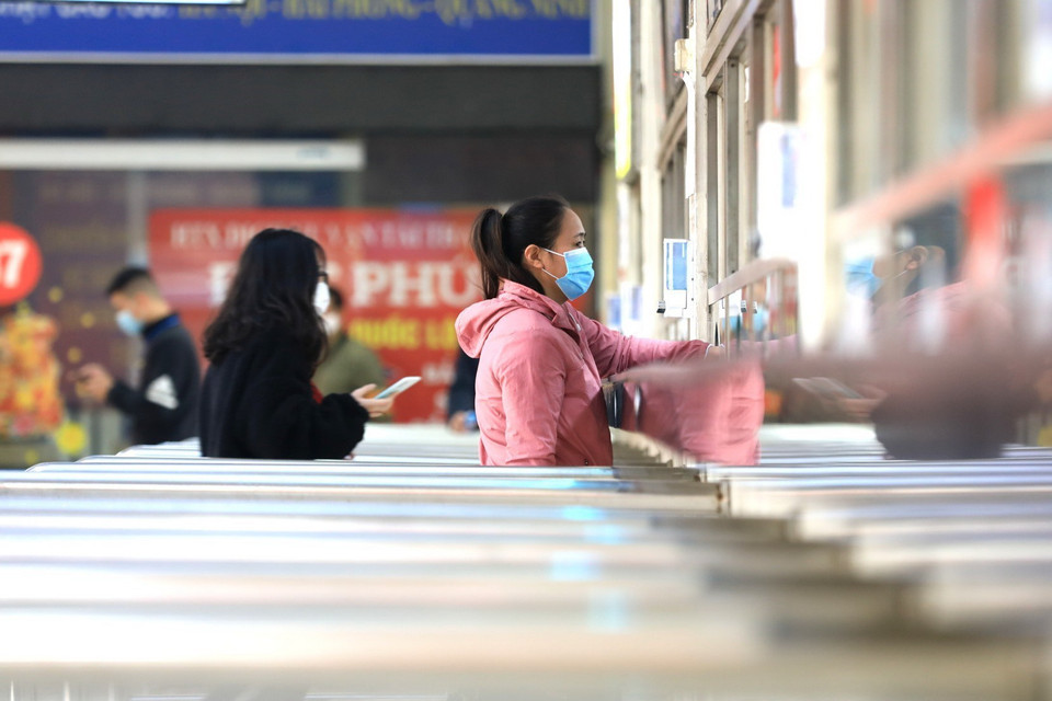 Tại các bến xe người dân cần có ý thức đeo khẩu trang và xếp hàng đúng quy định để phòng chống dịch COVID-19. (Ảnh: Thành Đạt/TTXVN)