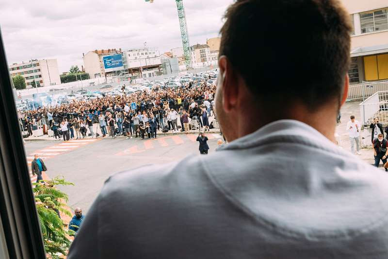 Rất đông cổ động viên PSG chào đón siêu sao người Argentina. (Nguồn: psg.fr)