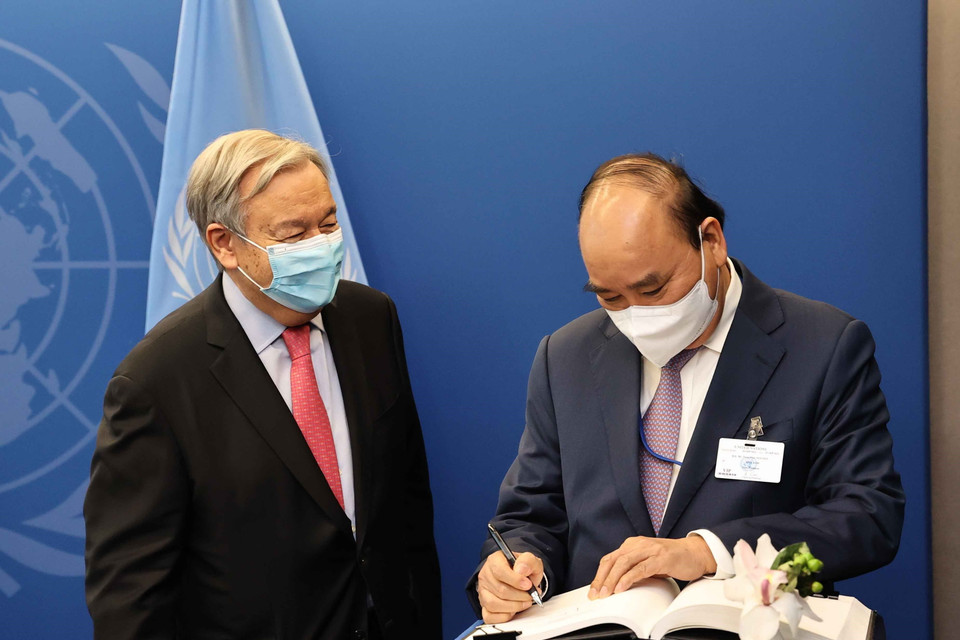 Chủ tịch nước Nguyễn Xuân Phúc ghi Sổ lưu niệm tại cuộc gặp Tổng thư ký Liên hợp quốc, Antonio Guterres. (Ảnh: Thống Nhất/TTXVN)