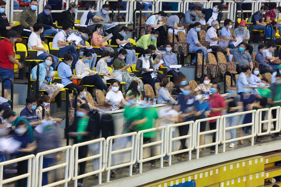 Các thành phần được tiêm chủng là công nhân, viên chức lao động ở các lĩnh vực, ngành nghề cùng học sinh, sinh viên và người dân địa phương. (Ảnh: Hải An/Vietnam+)