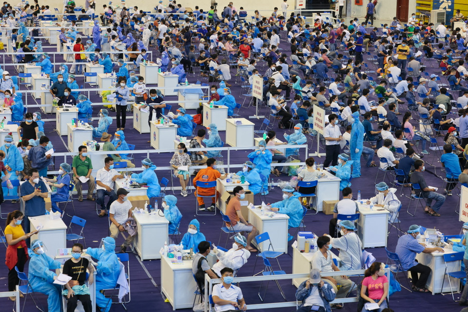 Sáng 25/6, tại Nhà thi đấu Phú Thọ, Thành phố Hồ Chí Minh tiếp tục thực hiện chiến dịch tiêm chủng lớn nhất trong lịch sử, nhằm phòng chống dịch COVID-19. (Ảnh: Hải An/Vietnam+)