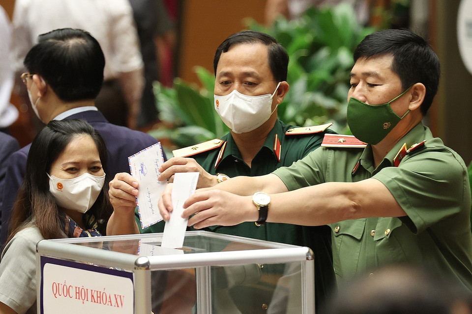 Đại biểu Quốc hội ủng hộ Quỹ phòng, chống dịch COVID-19. (Ảnh: Dương Giang/TTXVN)