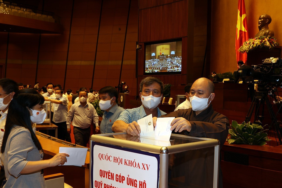 Hình ảnh các đại biểu Quốc hội quyên góp ủng hộ Quỹ phòng, chống dịch COVID–19. (Ảnh: Trí Dũng/TTXVN)